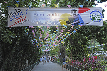 placa escrito "bem-vindo" pendurada junto a bandeiras juninas