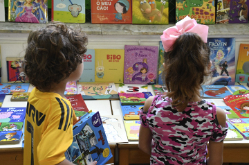 alunos escolhendo livros no bazar