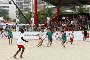 Schülerinnen und Schüler nahmen an einem von der Bundesliga veranstalteten Beach Soccer-Turnier teil