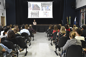 Pais de alunos participam de palestra sobre sexo e sexualidade