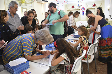 Alunos da turma 2R lançam livro com sessão de autógrafos