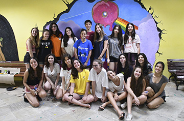 Alunos das turmas 9 pintam murais artísticos na garagem da Escola