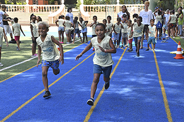 Escola recebe colônia de férias da comunidade Santa Marta