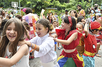 Alunos participam de Grito de Carnaval na Escola