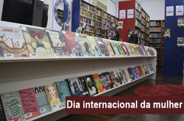 Estande de Livros na Biblioteca